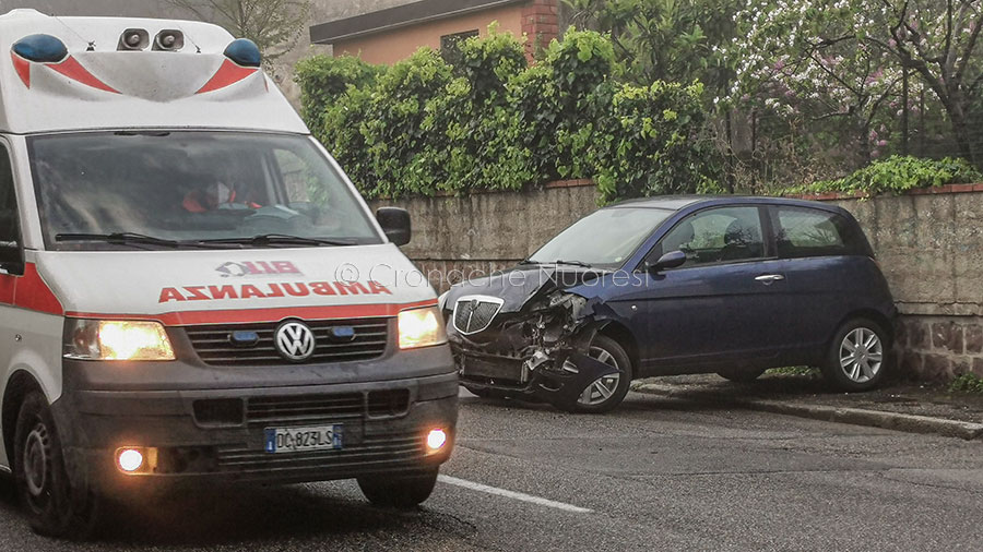 Nuoro. Perde il controllo dell’auto e si schianta contro un muro: ferito il conducente