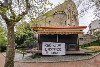 Lenzuolo di protesta per la riapertura dell'Hospice (foto S.Novellu)