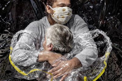 Mads Nissen/Politiken/-Panos Pictures- The First Embrace (dettaglio)