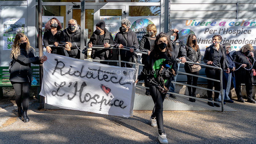 Pazienti e volontari protestano incatenati per la riapertura dell’Hospice: “Vogliamo risposte da Cagliari” – VIDEO