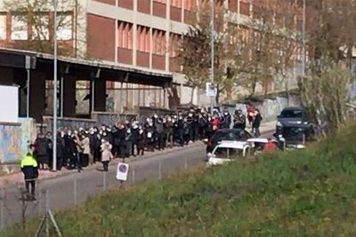 Nuoro. Assembramento di fronte all'hub vaccinale di via Kandinsky (foto di un lettore)