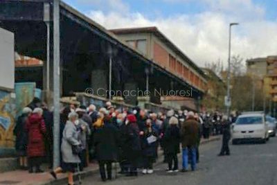 Nuoro. Assembramento di fronte all'hub vaccinale di via Kandinsky (foto di una lettrice)