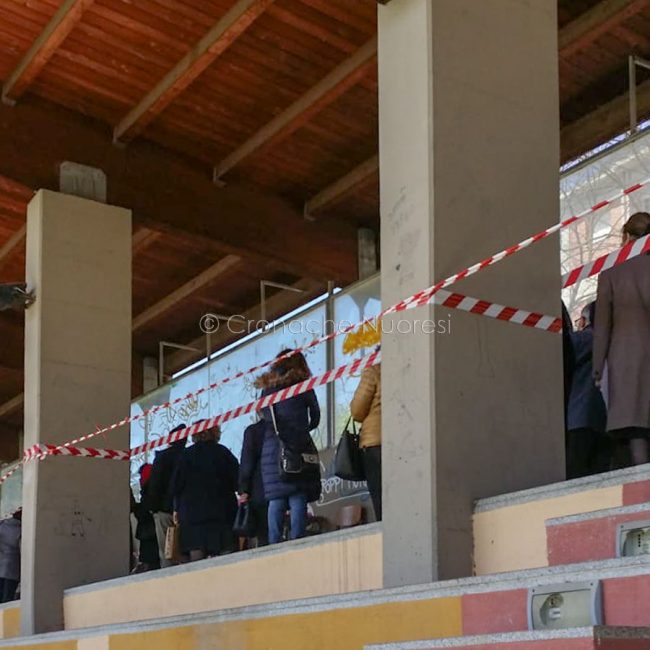 Nuoro. Assembramento all'hub vaccinale di via Kandinsky (foto di una lettrice)