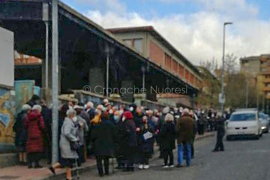 Assembramenti all’Hub vaccinale di Nuoro: “gli anziani rischiano di prendere Covid o di ammalarsi per il freddo”
