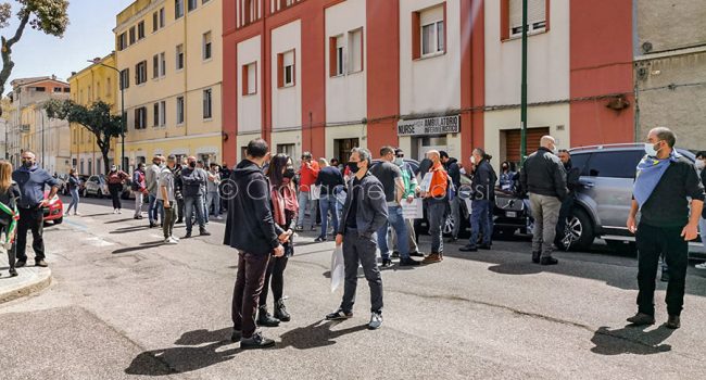 Un momento del sit-in dei commercianti in Prefettura (foto Cronache Nuoresi)
