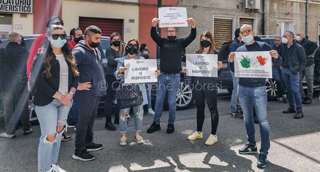Un momento del sit-in dei commercianti in Prefettura (foto Cronache Nuoresi)