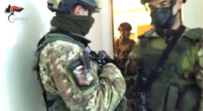 Un momento del blitz dei Carabinieri