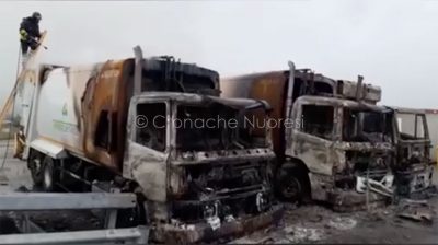 Vigili del fuoco. Bonifica dei compattatori dati alle fiamme a Dorgali