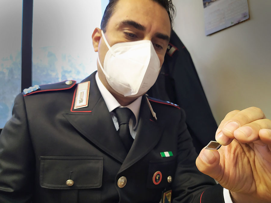 Spiare un’altra persona è reato: 24 enne trova un GPS nella ruota dell’auto