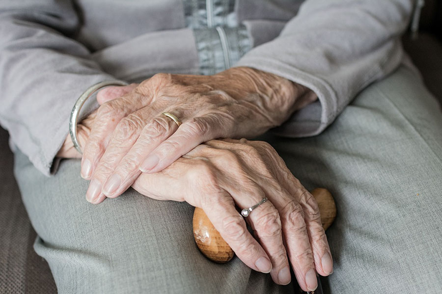 Porta a vivere con se la compagna e, insieme, maltrattano la mamma in casa propria