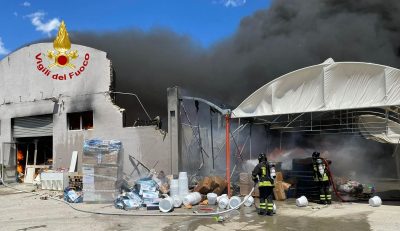 I capannoni devastati dal fuoco