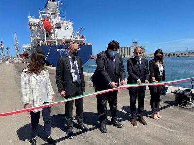 Taglio del nastro per la prima nave carica di metano attraccata a Oristano