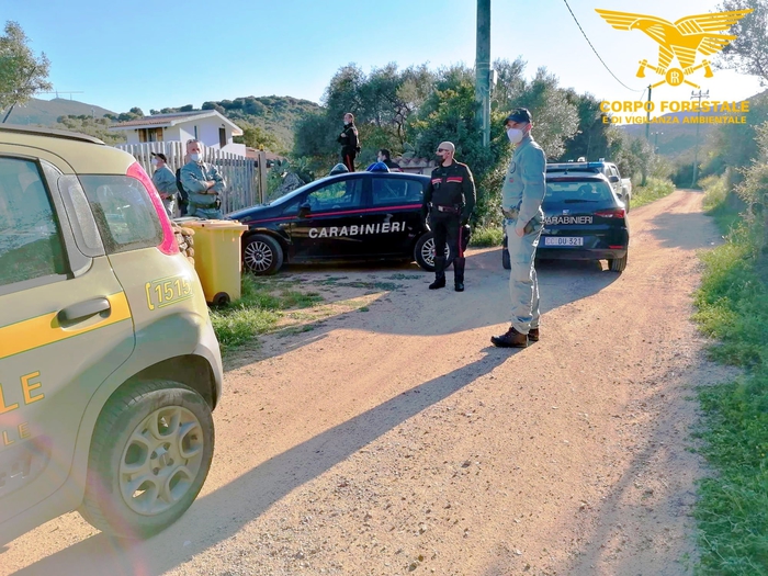 Covid. Maxi raduno di negazionisti nelle campagne di Olbia: “Per discutere la difesa dei diritti delle persone”