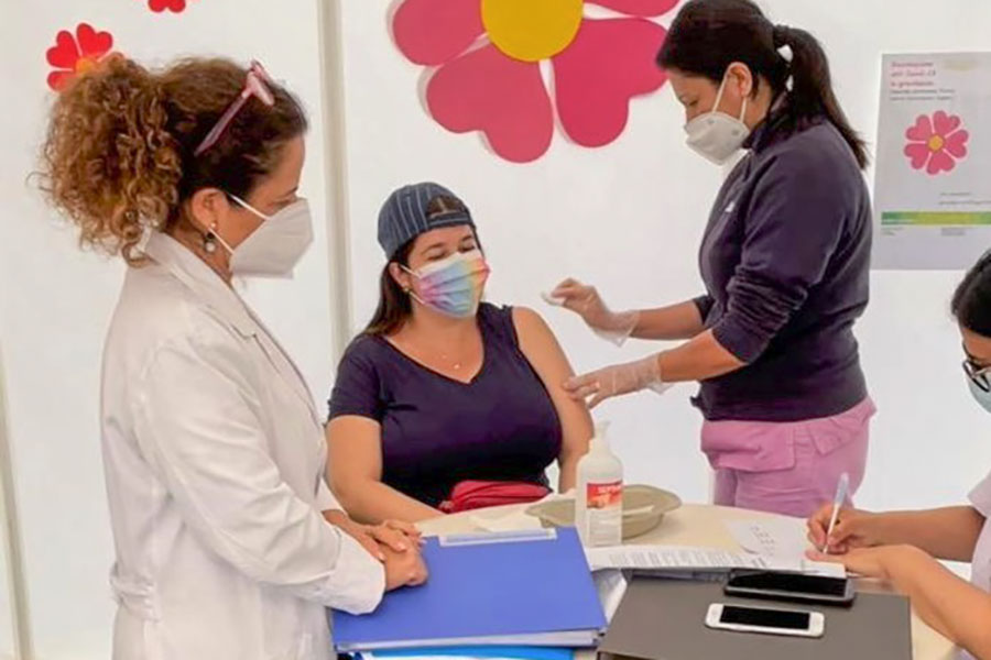 Covid. In Sardegna primi vaccini a donne incinte ma campagna vaccinale è in forte ritardo
