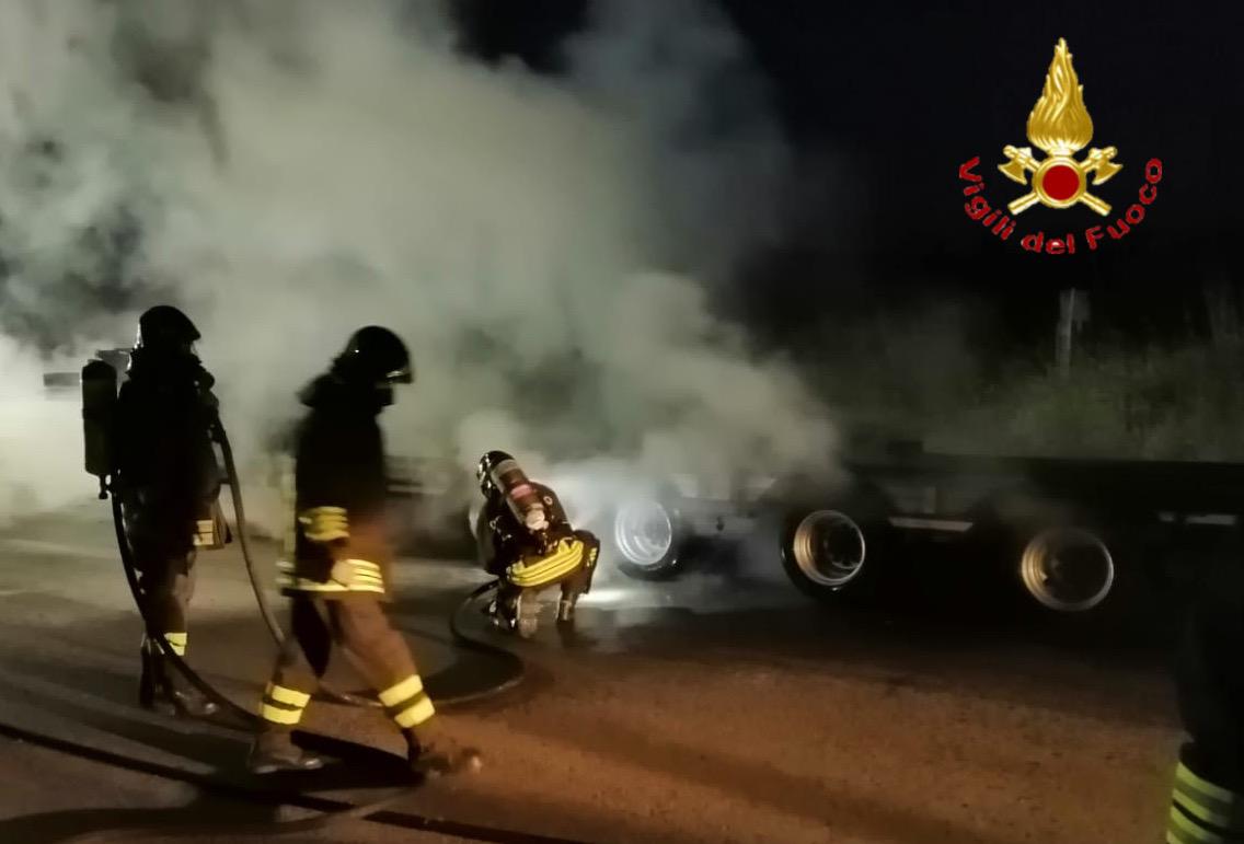Orosei. Autoarticolato in marcia prende fuoco: il conducente riesce a mettere in salvo il carico