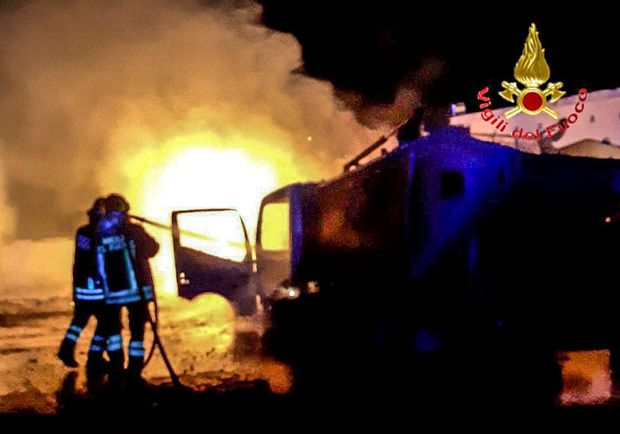 Attentato incendiario a Tertenia. 5 compattatori per la raccolta dei rifiuti a fuoco nella notte