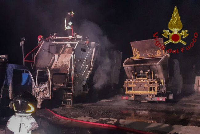 I compattatori per i rifiuti incendiati a Tertenia