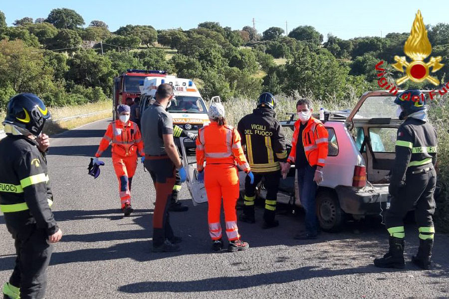 Scontro tra un’utilitaria e un fuoristrada: due feriti in ospedale