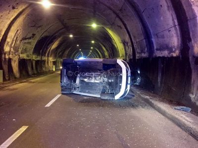 La Seat Leon ribaltata nella galleria di Prato Sardo