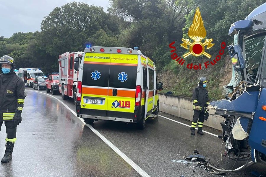 Paura tra gli studenti per lo scontro tra un pullman di linea e un autotreno