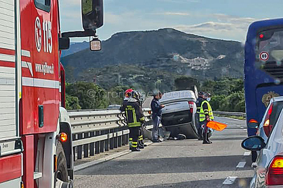 Perde in controllo dell’auto e si ribalta: paura per un incidente a Monte Pitzinnu