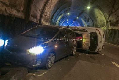 Le due auto dopo l'incidente nella galleria di Prato Sardo