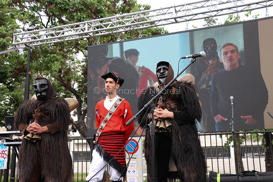 Magliette bianche. È la lotta di tutta la Sardegna, unita – Scambio di doni tra Cagliari e il Nuorese