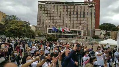 Cagliari, manifestazione delle Magliette bianche per la riapertura delle attività commerciali
