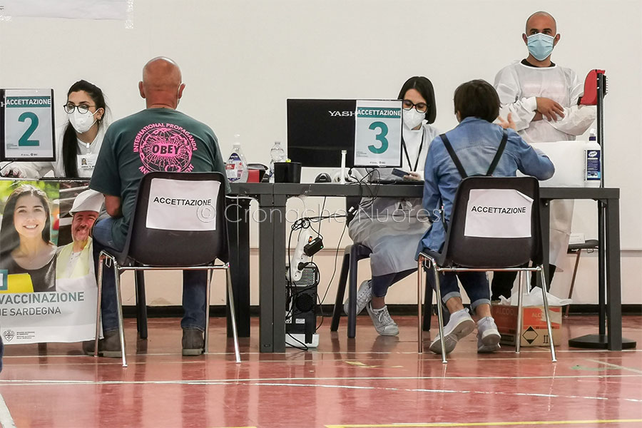 CoVID: calano i contagi in Italia e ok alla terza dose per sanitari e over 80