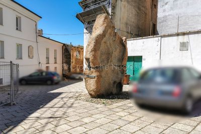Parcheggi selvaggi in Piazza Satta (foto Cronache Nuoresi)