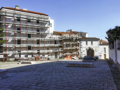 Parcheggi selvaggi in Piazza Satta (foto Cronache Nuoresi)