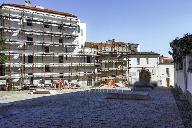 Parcheggi selvaggi in Piazza Satta (foto Cronache Nuoresi)