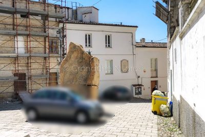 Parcheggi selvaggi in Piazza Satta (foto Cronache Nuoresi)