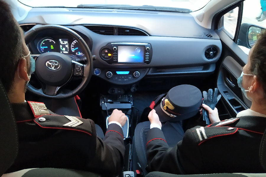 Maltrattamenti e segregata dentro un’auto: 27enne denuncia il proprio compagno