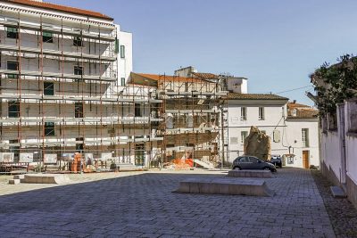 Parcheggi selvaggi in Piazza Satta (foto Cronache Nuoresi)