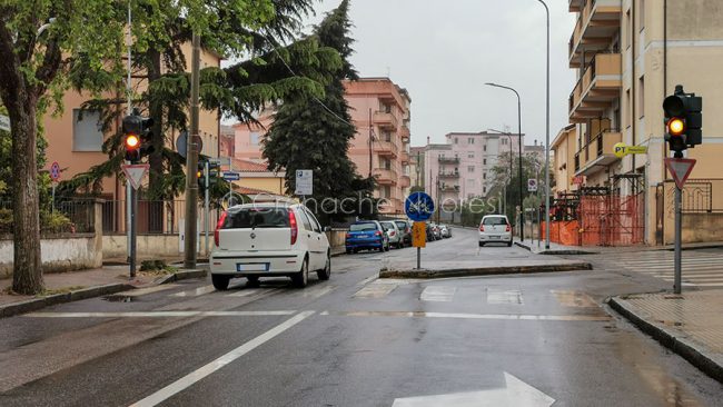 Semafori spenti in via Toscana (foto Cronache Nuoresi)