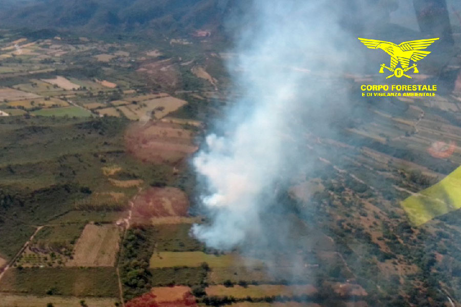 Iniziano gli incendi: fiamme a Triei interviene l’elicottero dell’antincendio