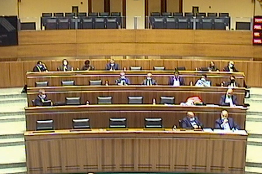 Con 32 voti Approvata la “Legge Staff”. L’Opposizione: “Sfregio nei confronti dei sardi”