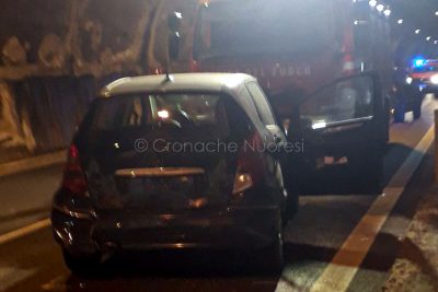 Una delle auto coinvolte nell'incidente alla galleria di Prato Sardo