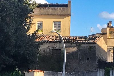 Una veduta dell'edificio interessato dal crollo