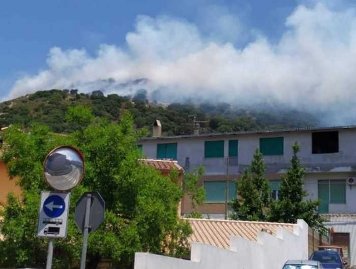 Sardegna assediata dal fuoco mentre salta l’accordo per il passaggio di 5mila dipendenti di Forestas alla Regione