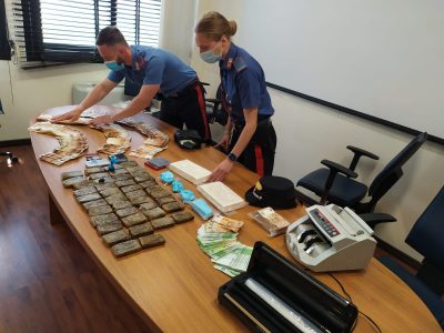 La droga e i contanti sequestrati oggi a Caopterra