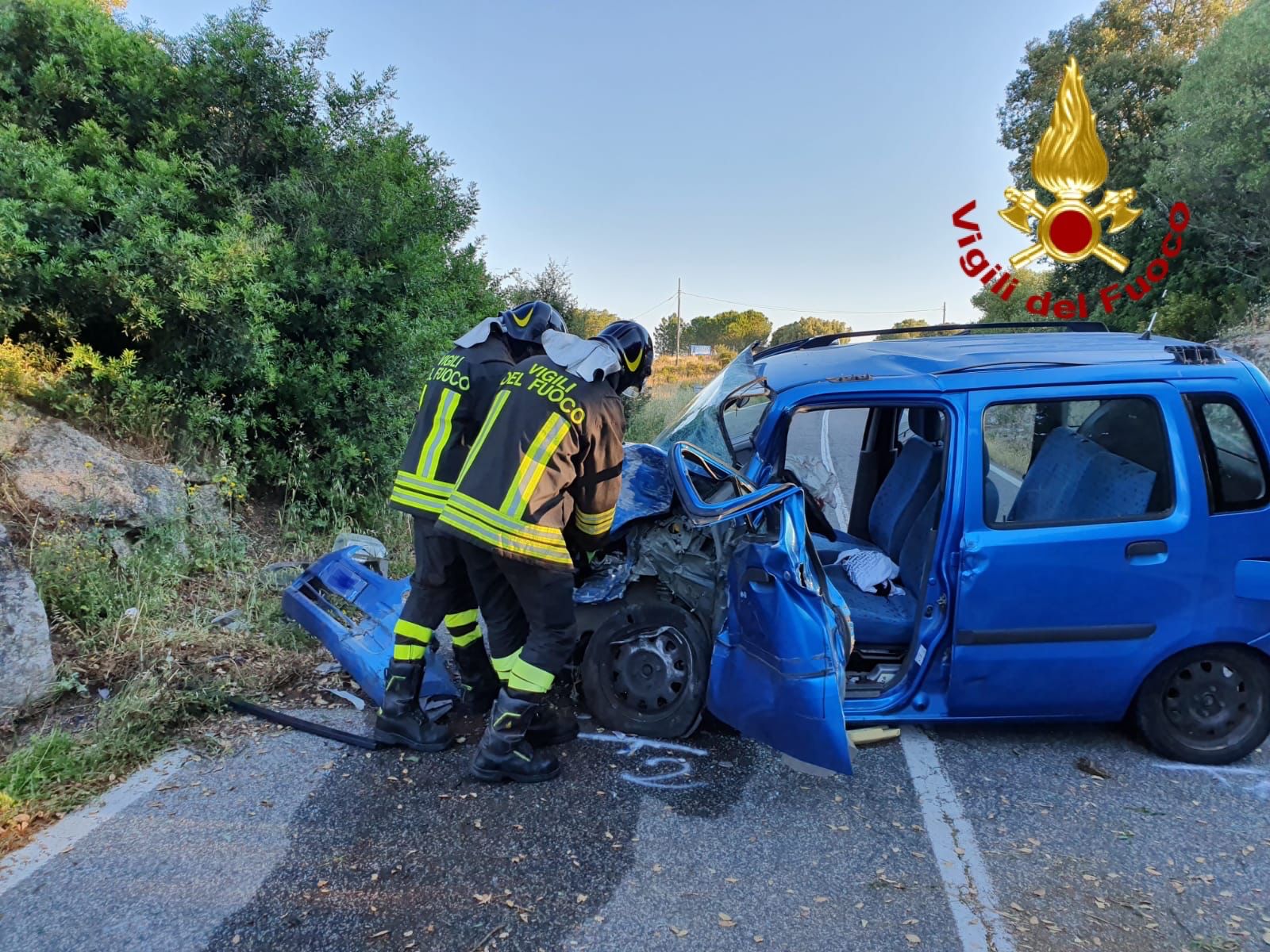 Perde il controllo della Opel e si schianta contro un masso: interviene l’elisoccorso