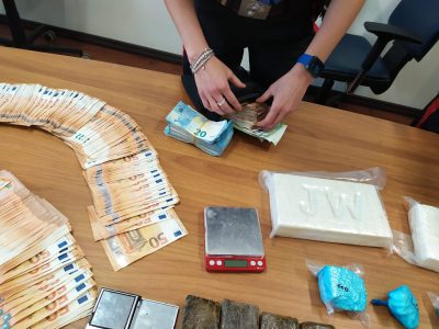 La droga e i contanti sequestrati oggi a Caopterra