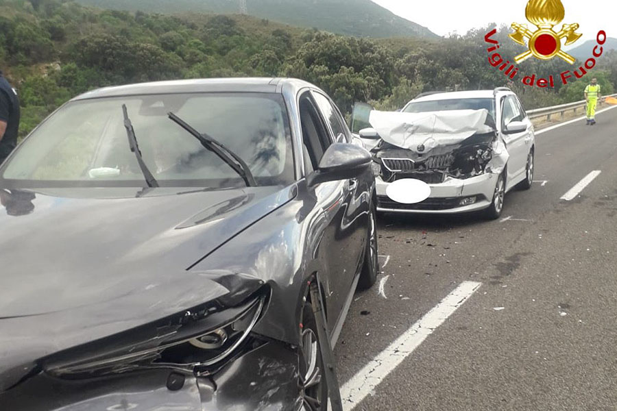 Si ribalta sulla 131 DCN e le auto che seguono si schiantano una sull’altra: ferita una donna