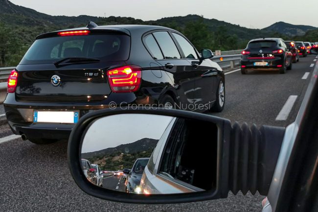 Coda sulla SS131 DCN (foto S.Novellu)