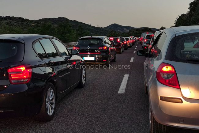Coda sulla SS131 DCN (foto S.Novellu)