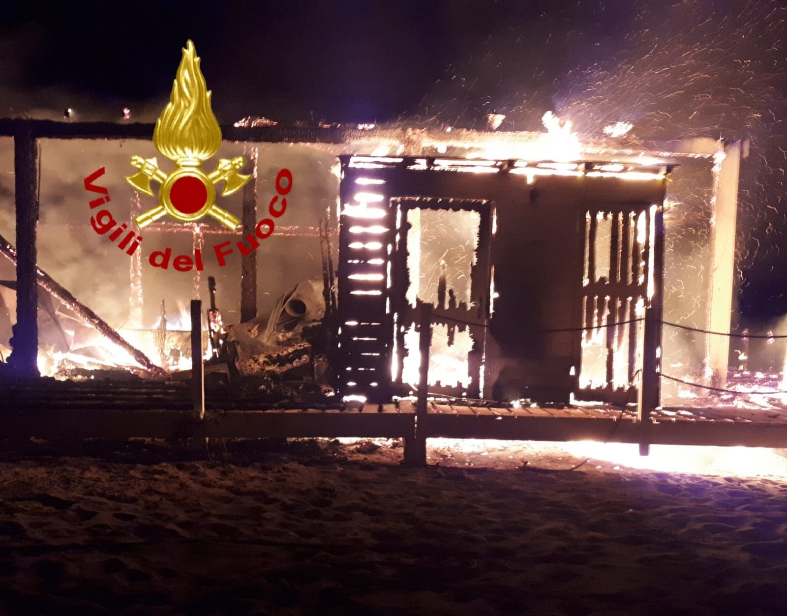 A fuoco nella notte chiosco in spiaggia a Trinità d’Agultu: scongiurata l’esplosione di bombole di gpl