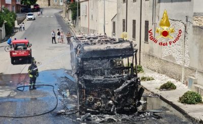 L'autobus andato a fuoco a Villanovafranca