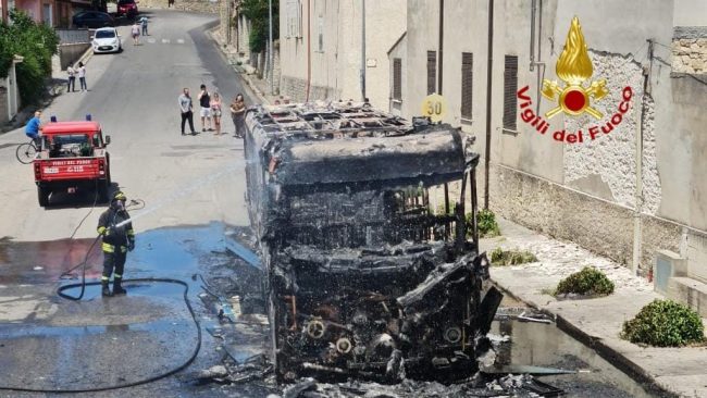L'autobus andato a fuoco a Villanovafranca
